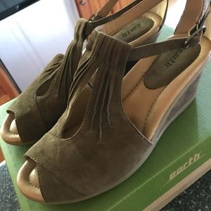 Earth Caper Sandal brand new in box,  size 10
